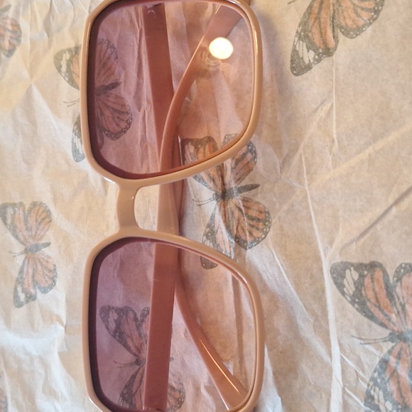 Elegant Blush Sunglasses - Picture 2 of 3